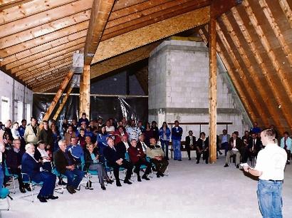 Frank Rathjen vom SV Jeersdorf (re.) bei seiner Festansprache im Sporthaus.Ujen